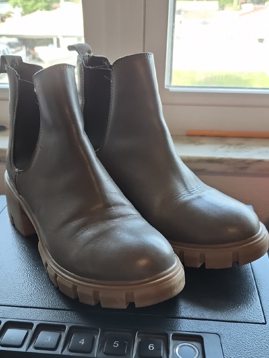 Steve Madden Shoes - Steve Madden Olive Green Leather Chelsea Lug Booties
